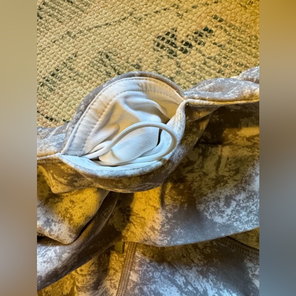 Lululemon Size 8 Grey and White Perforated Mesh Leggings 28” Zipper Waist - Picture 6 of 9